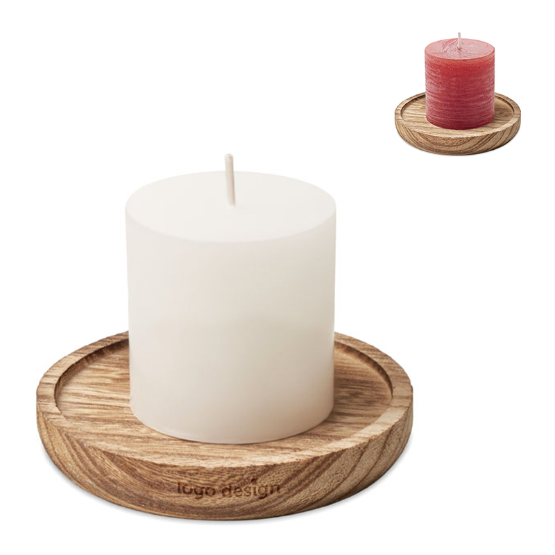 Kerze mit Holzuntersetzer